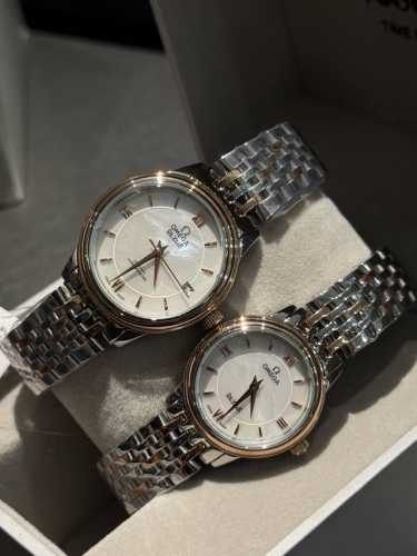 This white gold Omega Retro Roman watch, a true Hong Kong style, is a women's D