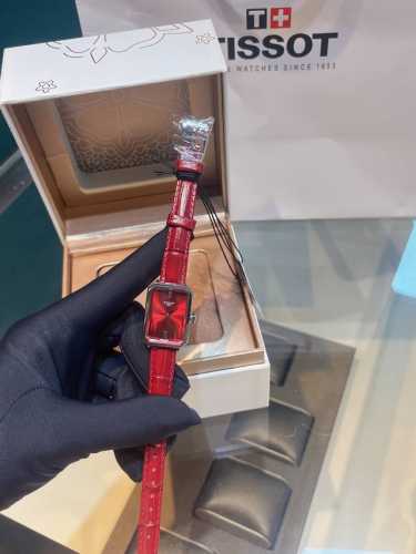 The newest Tissot Little Beauty series T160 is very simple overall. The 21.8X30