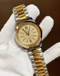 This latest Gucci timepiece in white rose gold features a stunning pearl-painted