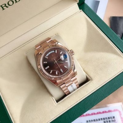 The joy of the wealthy is so simple and unpretentious. A truly rose gold watch h