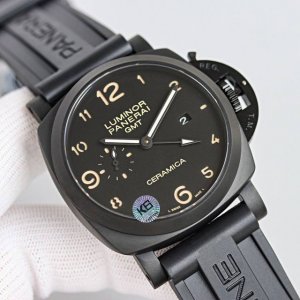 The Panerai Pam00441 series Luminor DDD, with a case size of 44mm, features a di