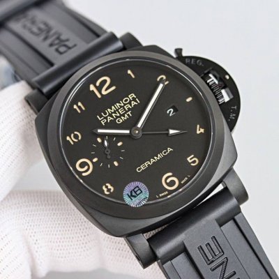 The Panerai Pam00441 series Luminor DDD, with a case size of 44mm, features a di
