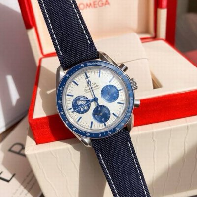 P Omega's new Speedmaster "Snoopy Award" 50th Anniversary Watch is on the stage.