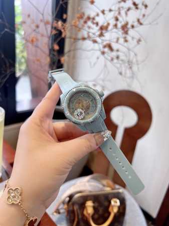 New Gucci Dive watch, inspired by diving watches, with elements like bees and s - Click Image to Close