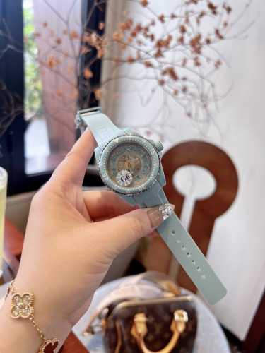 New Gucci Dive watch, inspired by diving watches, with elements like bees and s