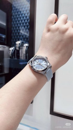 The perfect gift! Who can resist? The sky-blue dial paired with blue tape is abs