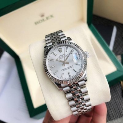 Rolex Women's Oyster Datejust watch! The case is 31mm in diameter. Forged from 9