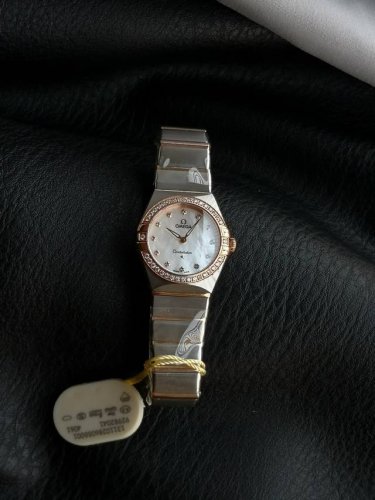 The latest Omega quartz watch Constellation series 28mm is equipped with the ori