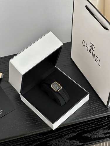 Black and Gold Sugar Cube Women's Quartz Watch, size 2025mm, is equipped with an