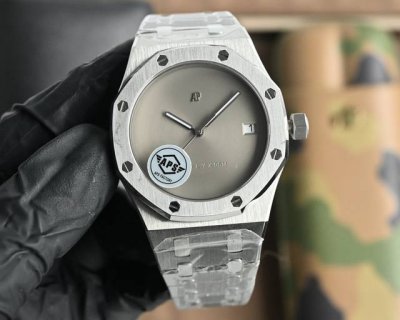 Aps. Kaws' co-branded upgraded V2 version of the mechanical men's watch features
