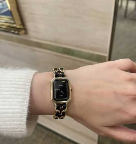 Chanel Black Gold Sugar Cube Watch, a style that makes anyone look beautiful, se