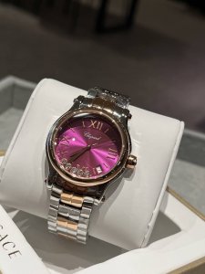 Sizes 30, 33, 36 Chopard Happy Diamonds, a watch that dances, shining brightly