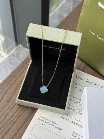 Van Cleef & Arpels New V Gold Material Gold! Van Cleef & Arpels Is A Top French - Click Image to Close