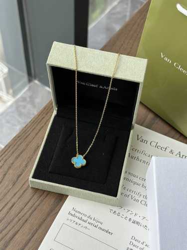 Van Cleef & Arpels New V Gold Material Gold! Van Cleef & Arpels Is A Top French