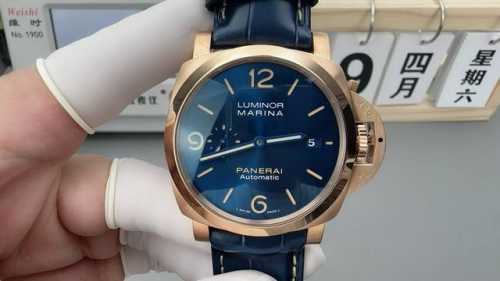 Vs new Panerai PAM1114 features a Panerai-favorite blue sunburst dial, whose col