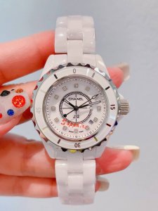 Messika, the most popular jewelry brand in Hollywood, is a big brand. Messika ea