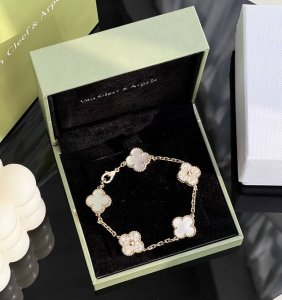 Van Cleef & Arpels Vca Four-Leaf Clover White Mother-Of-Pearl Single Flower Full