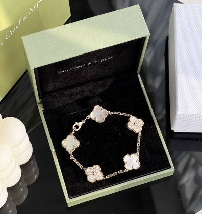 Van Cleef & Arpels Vca Four-Leaf Clover White Mother-Of-Pearl Single Flower Full