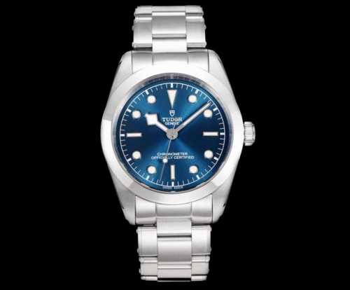 White-Gold 3T presents a classic heritage while daring to be a new trend. "The