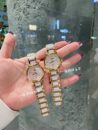 The Longines small gold watch is low-key yet beautiful in details. You will neve
