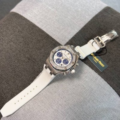 A Royal Oak series watch, almost every beautiful woman owns one! Stainless steel