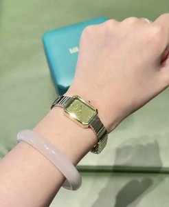 I'm so moved by this little green sugar cube! Green really makes my skin look s