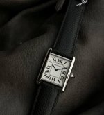 Cartier Tank series quartz watch, it feels really great. The white dial is simp