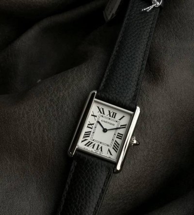 Cartier Tank series quartz watch, it feels really great. The white dial is simp