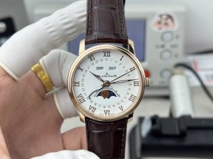 Gr Blancpain Classic Collection 6654 Full Calendar Moon Phase Watch. Features in