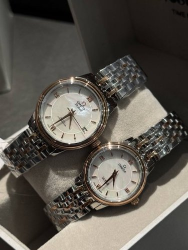 This white gold Omega Retro Roman watch, a true Hong Kong style, is a women's D