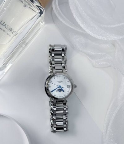 This Longines Heart Moon watch perfectly embodies the soft and romantic essence