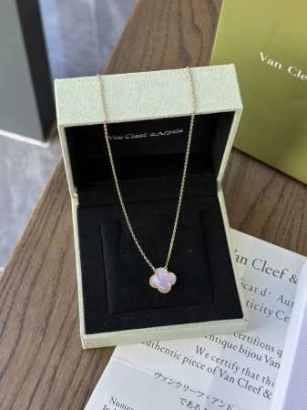 V Gold Material Rose Gold! Van Cleef & Arpels, This Top Jewelry Brand, Has Alway - Click Image to Close