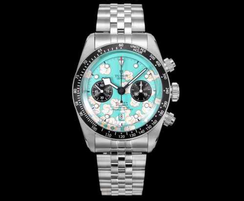 T is a hybrid timepiece that blends the tradition of diving watches with racing