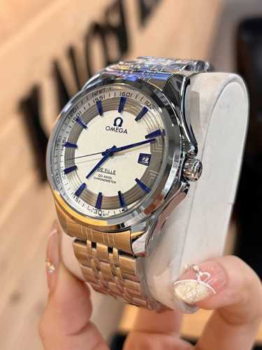 Omega's new classic men's mechanical watch, the overall design of the watch is