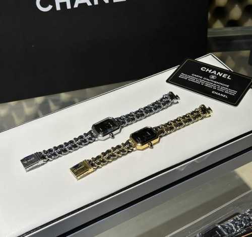 The Happiness of Autumn A gust of wind made me realize autumn had arrived The o