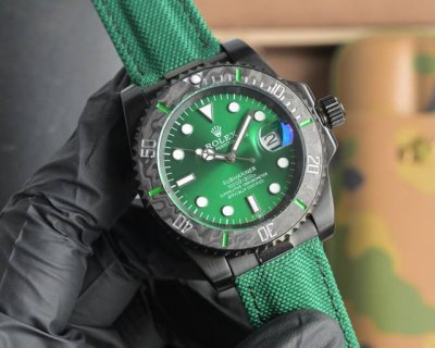New Rolex Diw Submariner parakeet A new custom Submariner, a flawless presentat