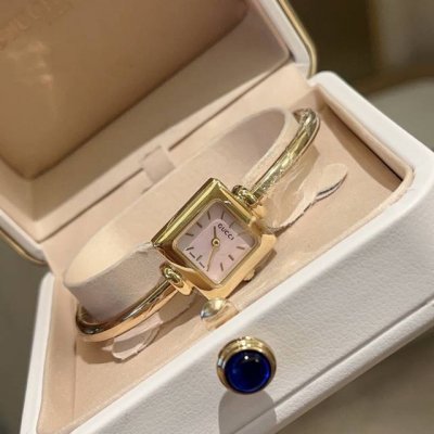 Platinum 420Gucci Mother-of-Pearl Square Bracelet Watch, Small Sugar Cube Mother