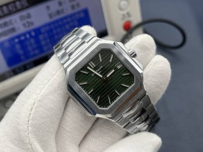 silhouette conceals exquisite proportions. Unlike traditional round watches, the