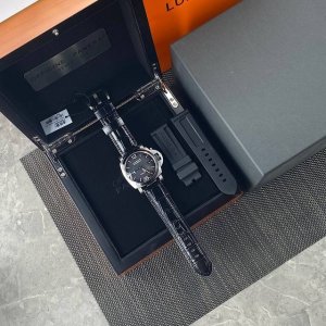 New Panerai Pam1365 Limited Edition! This dial is 40mm, which is not too big, an