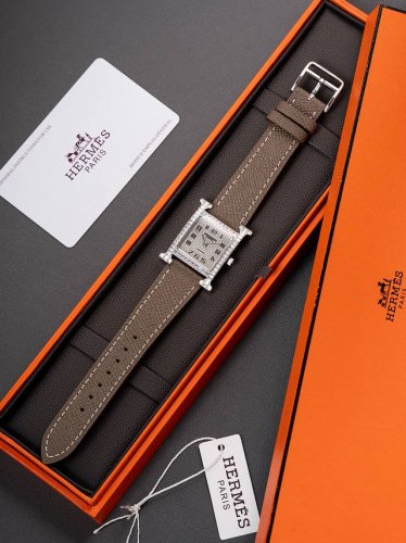 When geometric angles meet dazzling diamonds, time becomes the most elegant work