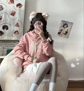 Lolarose's little green watch The dark green dial paired with a gold strap, elev