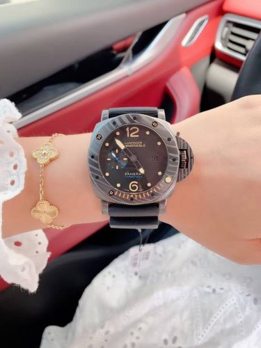 The bright gold finish of the Essential V series of jewelry gives a modern look.
