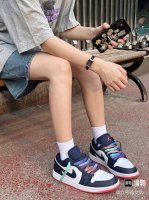 The hottest green sugar cube watch on the Internet Lolarose focuses on the desig