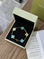 V Gold Material! The Four-Leaf Clover Turquoise Bracelet With Diamonds Is One Of