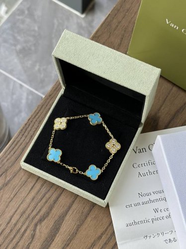 V Gold Material! The Four-Leaf Clover Turquoise Bracelet With Diamonds Is One Of