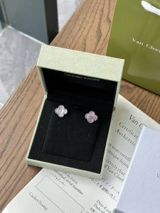 V Gold Material Four-Leaf Clover Pink Mother-Of-Pearl Silver Earrings. This Pair