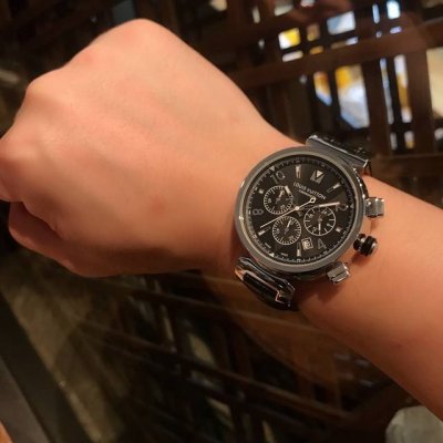 Lv Louis Vuitton, featuring Tambour's signature round case, adds a sense of dept