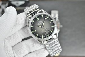 Three-hand watch, leather strap-steel bracelet Two-and-a-half-hand watch, leath