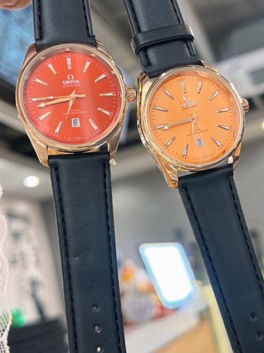Omega-Omega Seamaster series leather strap men's model with precise timekeeping,