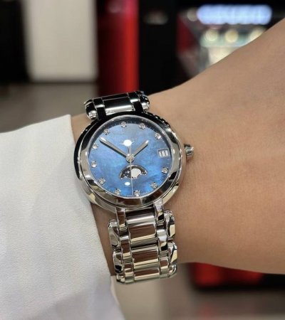 This Longines "Blue Moonlight" watch is such a perfect match for my outfit! Who